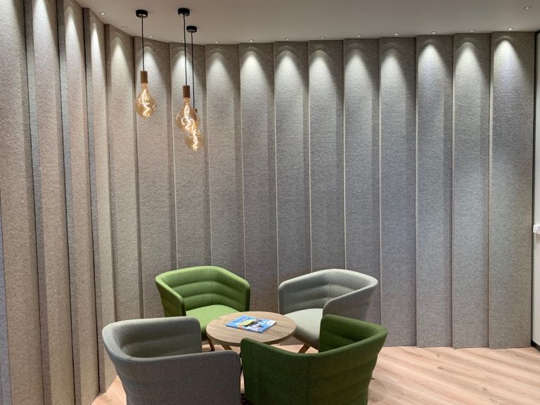 Habillage mural tasseau acoustique décoratif incurvé – espace lounge Technifeutre