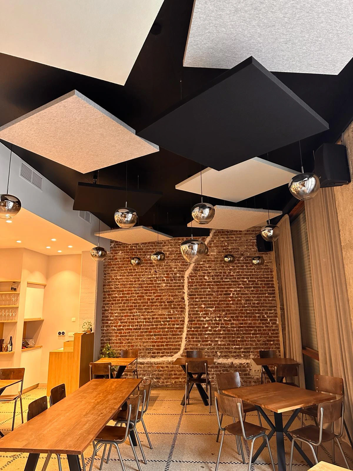 Îlots acoustiques décoratifs suspendus – solution acoustique restaurant Technifeutre