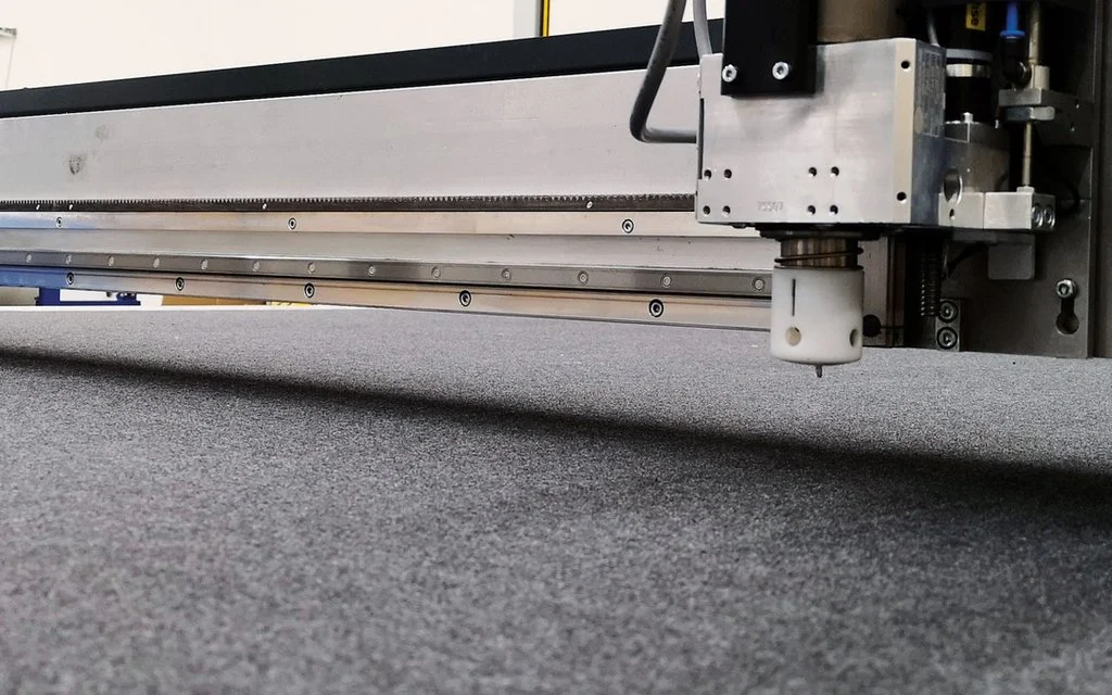 Découpe numérique de feutre industriel sur table de coupe – production Technifeutre