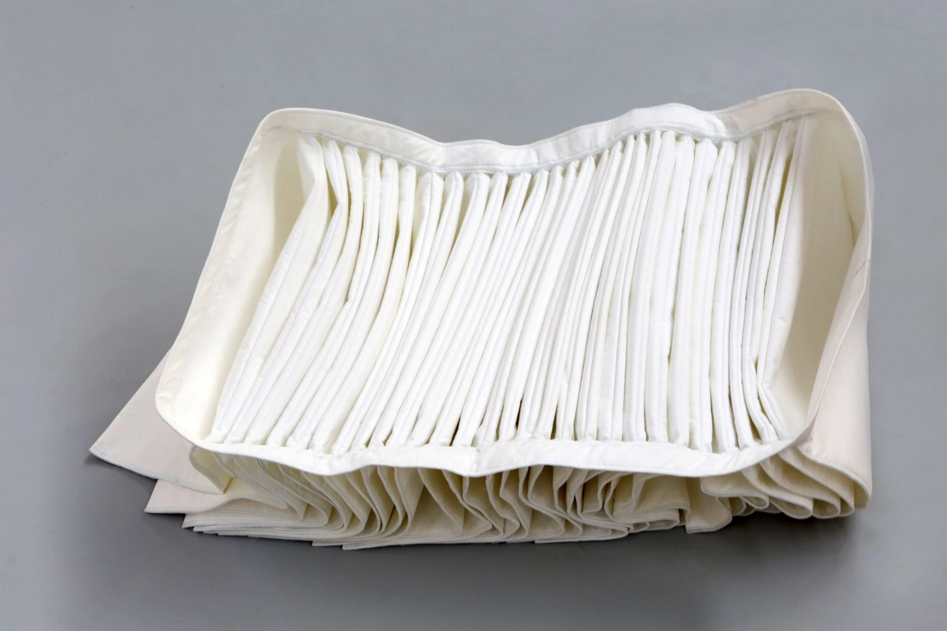 Sculpture en feutre plissé blanc – feutre décoratif sur mesure Technifeutre