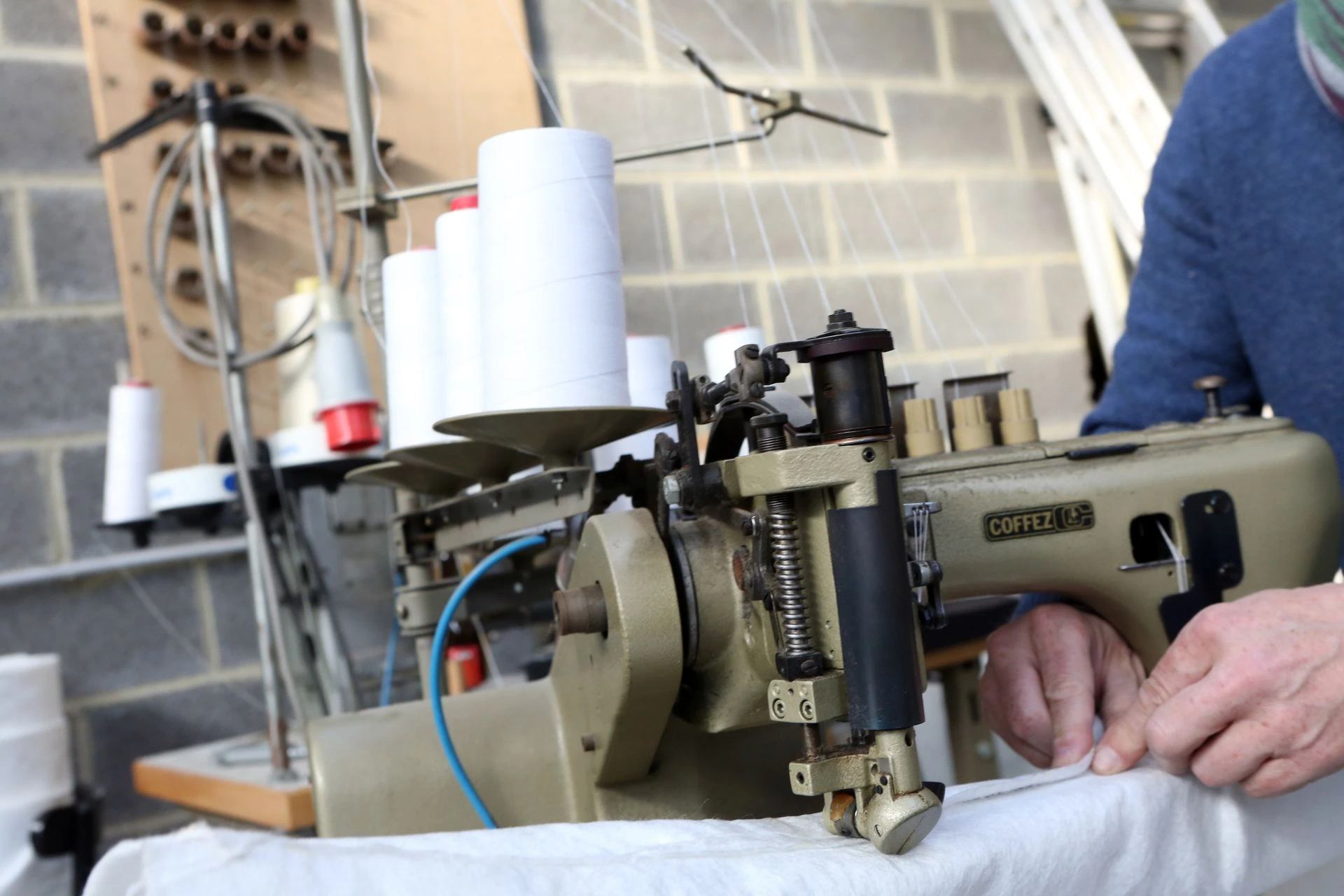 Piqûre industrielle d'un textile en feutre technique – atelier Technifeutre
