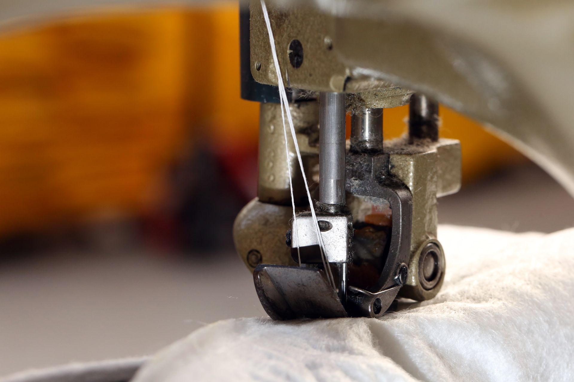 Couture industrielle d'un panneau en feutre technique – atelier Technifeutre
