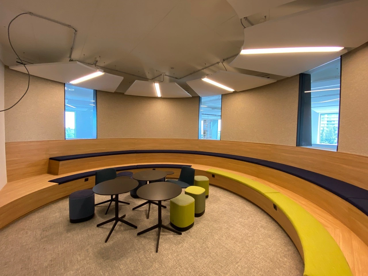 Baffles acoustiques suspendus en salle de réunion – projet SONO Acoustic Technifeutre