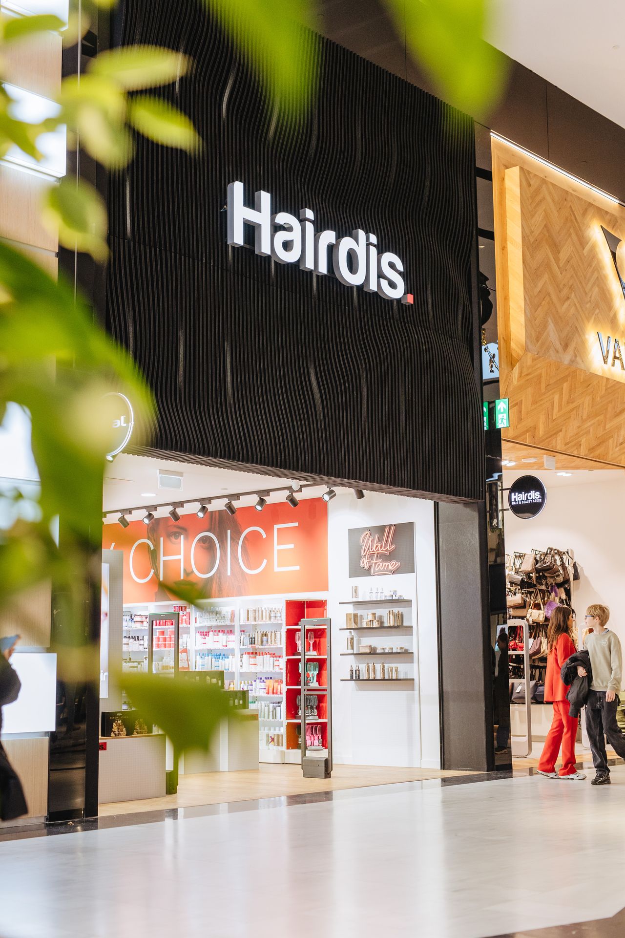 Habillage mural acoustique décoratif à tasseaux en feutre – façade du magasin Hairdis, réalisation Technifeutre