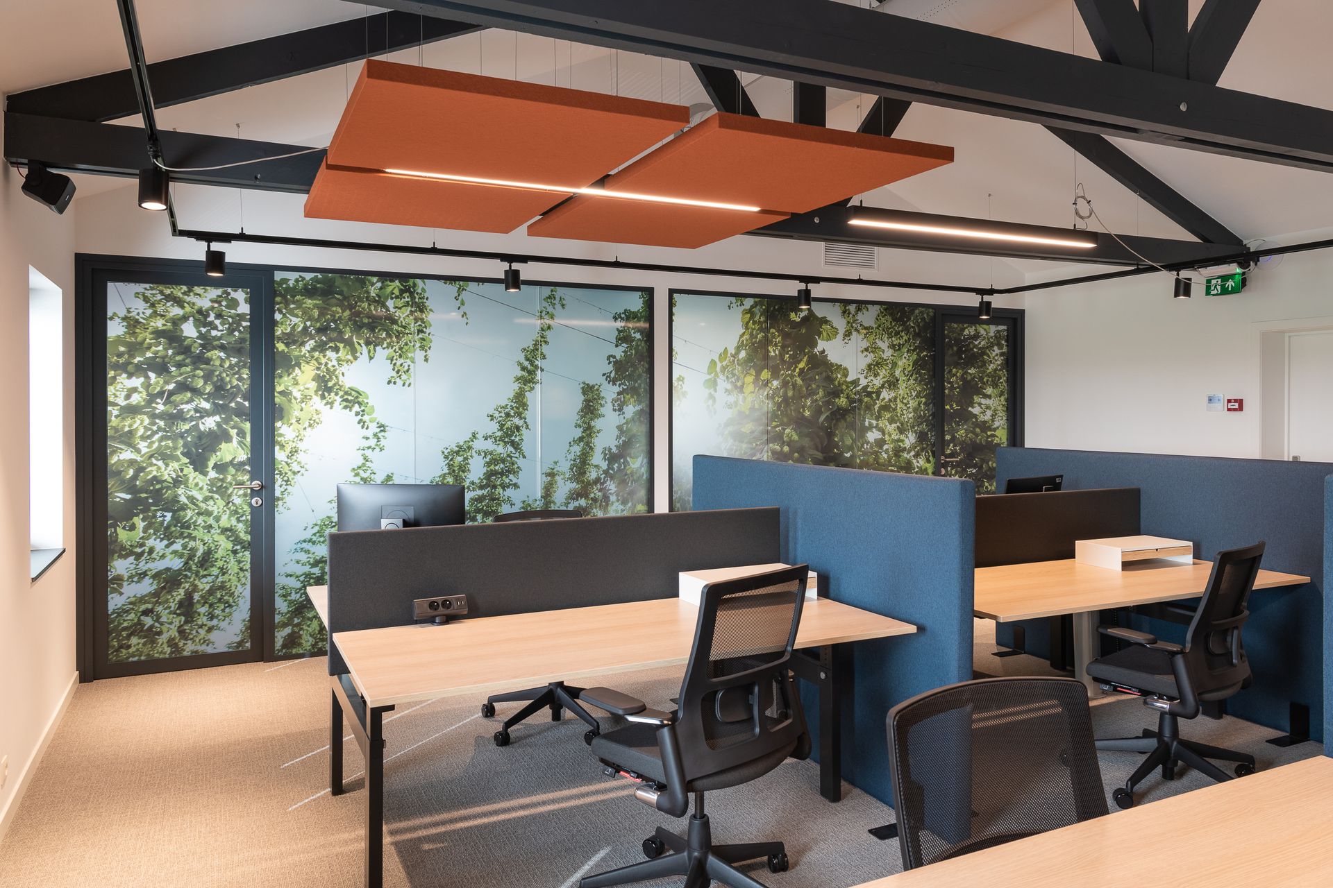 Baffle acoustique suspendu en open space – aménagement bureau Technifeutre