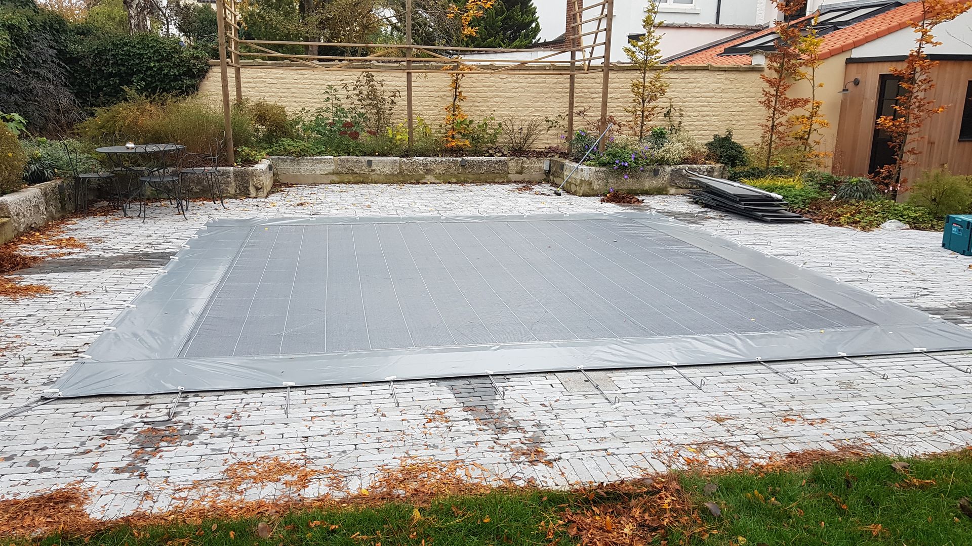 Couverture de piscine sur mesure en feutre technique – réalisation Technifeutre
