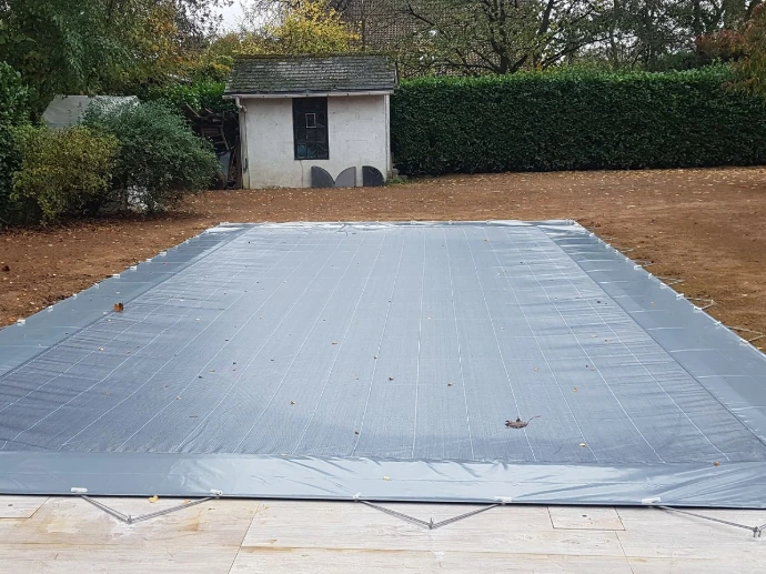 Bâche de piscine réalisée sur mesure