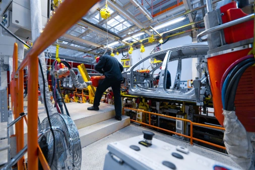 Ligne d'assemblage automobile équipée de feutres techniques et solutions de filtration Technifeutre